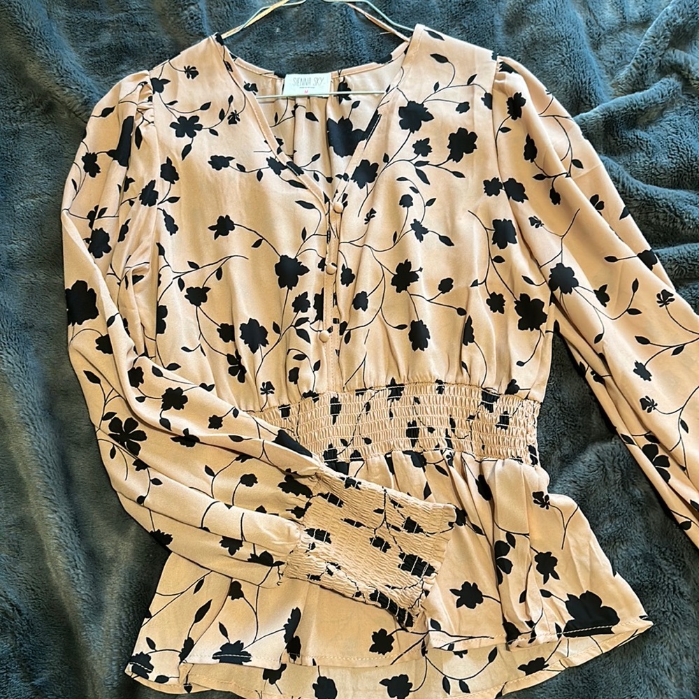 Medium women’s blouse. Long sleeved with floral pattern.